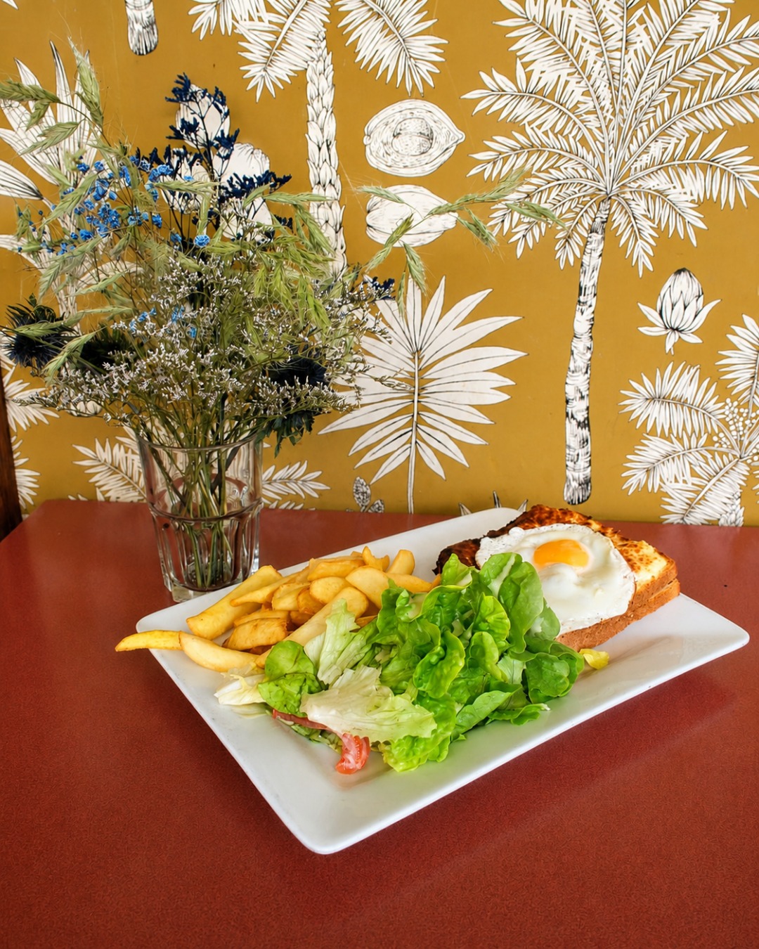 Croque servi avec frites et salade verte