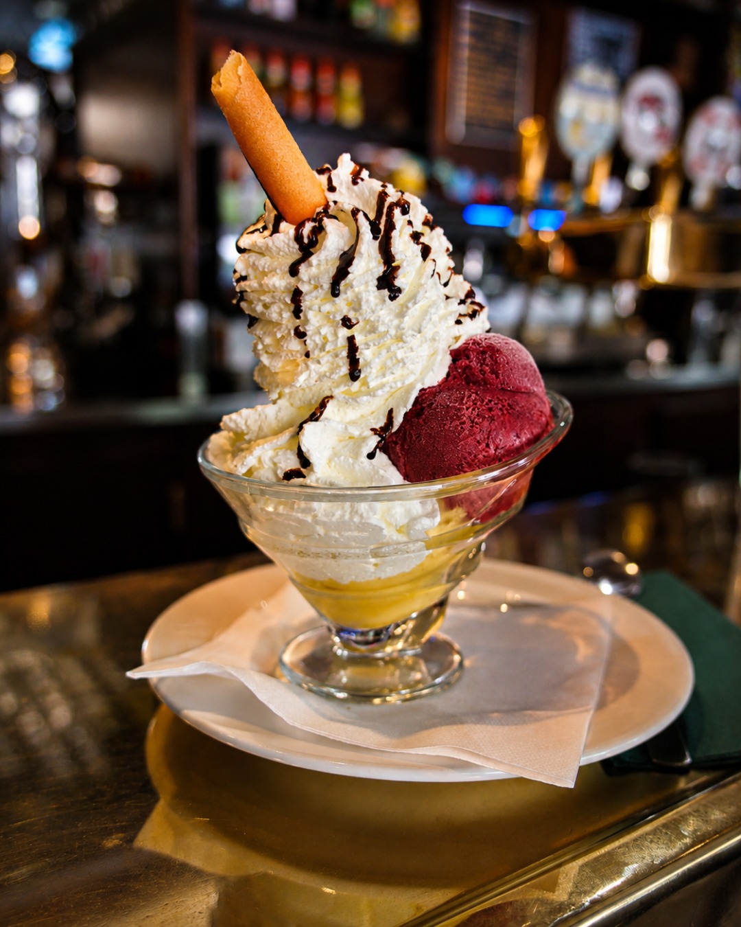 Coupe glacée garnie de chantilly au comptoir