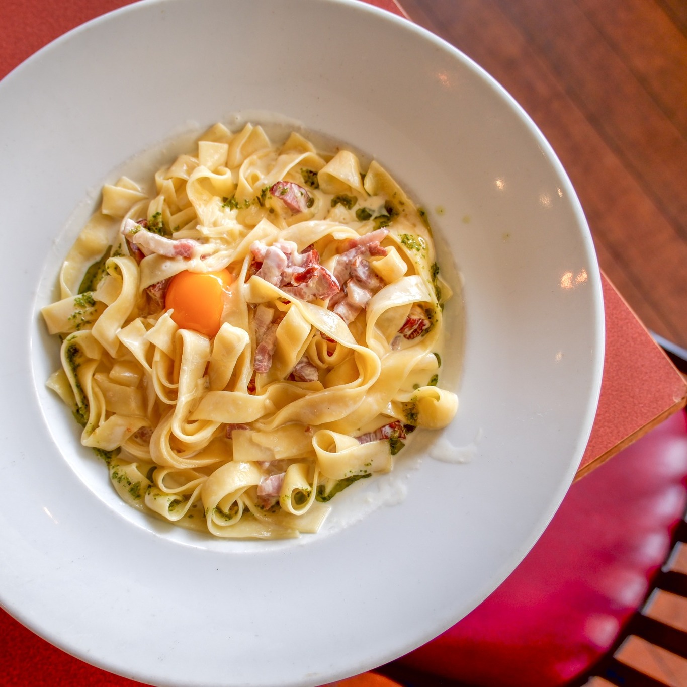 Tagliatelles crémeuses avec lardons et jaune d’œuf
