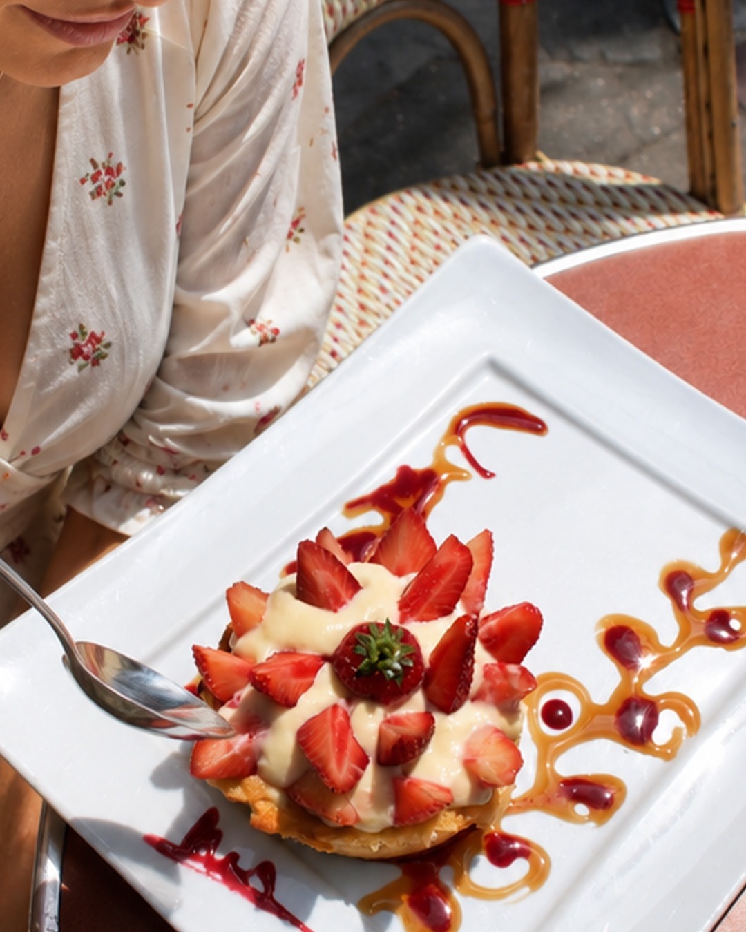 Tarte aux fraises servie en terrasse