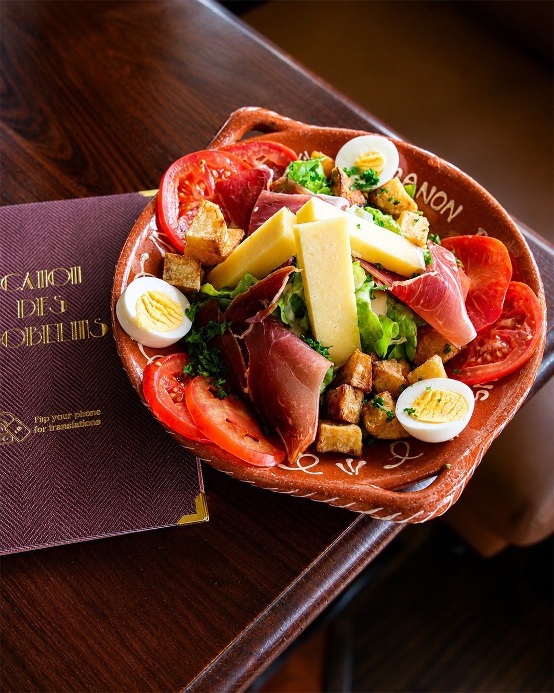 Grande salade composée avec jambon, fromage, tomates et œufs