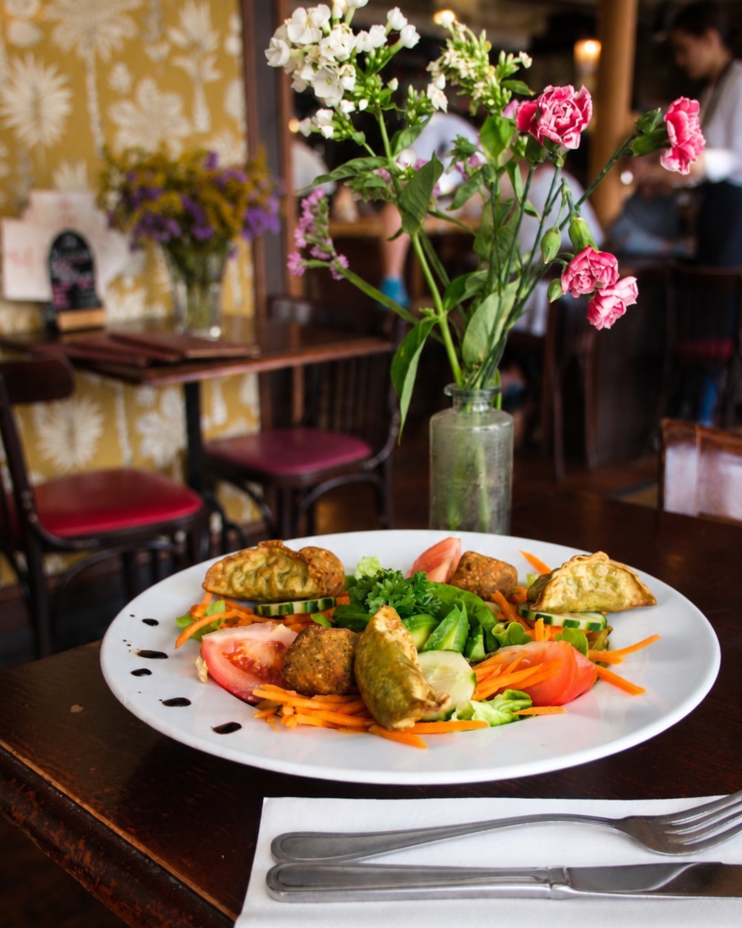 Assiette végétale et bouquet de fleurs dans la salle