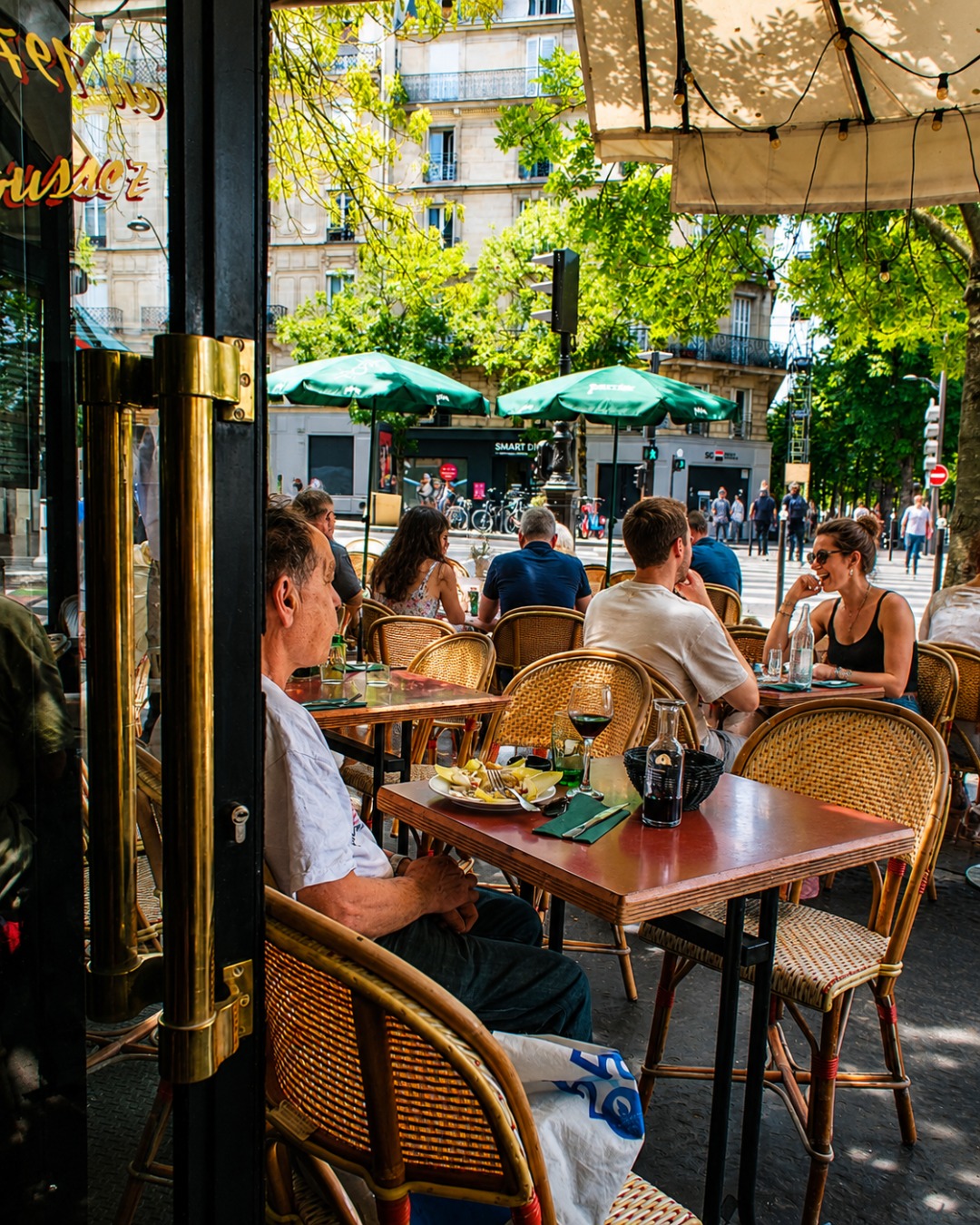 Terrasse animée du restaurant donnant sur l’avenue des Gobelins